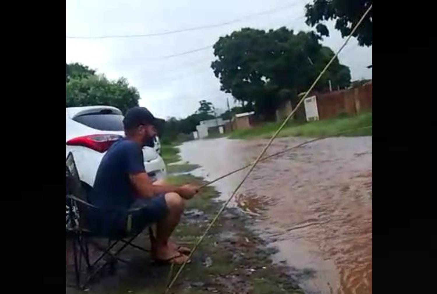 Pescaria em ruas alagadas do Los Angeles é mais um apelo da população para o vereador Tiago Vargas.