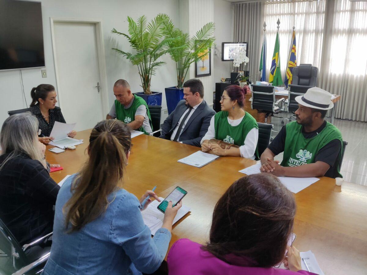 Prefeita Adriane Lopes não cumpre decisão judicial e enfermagem pode aprovar greve por insalubridade.