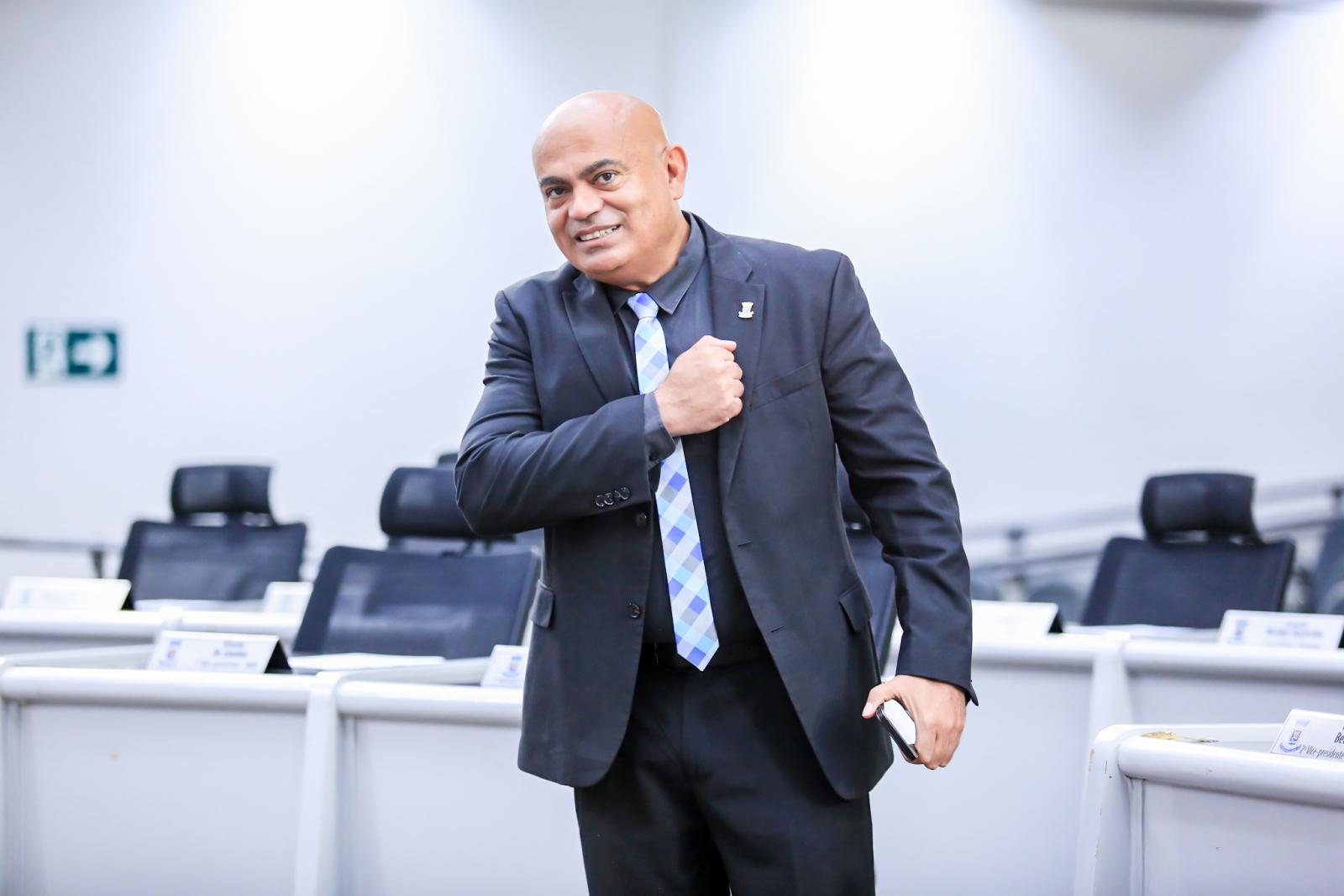 Projeto de Ronilço Guerreiro que garante gratuidade no transporte para inscritos no Enem está na última comissão antes de votação.