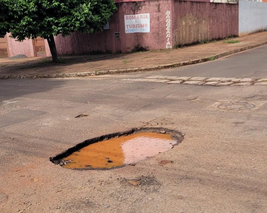 Ronilço Guerreiro cobra manutenção nas ruas com tapa-buracos e pintura dos quebra-molas.