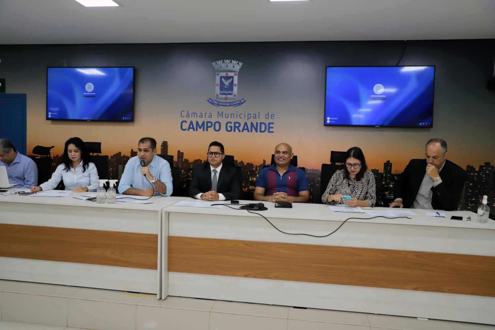 Secretária de Finanças presta contas aos vereadores durante audiência pública.