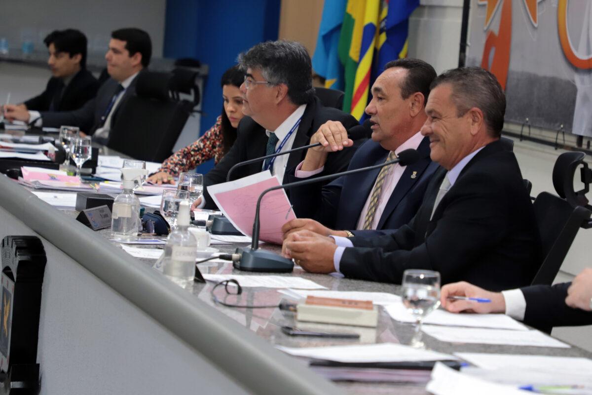 Sem dinheiro, vereadores aprovam reajuste de até 206% em salário de secretários e da  prefeita Adriane Lopes.