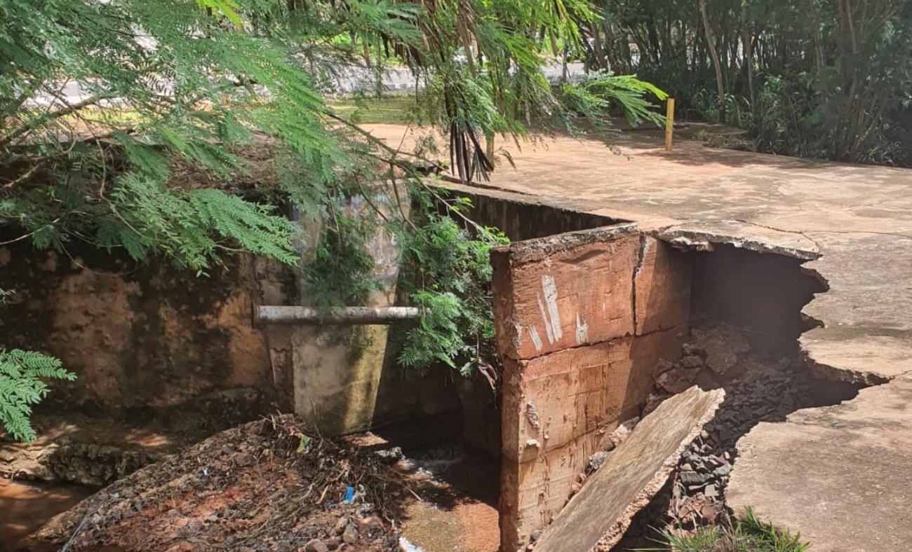 “Um verdadeiro buraco em plena praça”, indigna o vereador Tiago Vargas cobrando soluções urgentes.