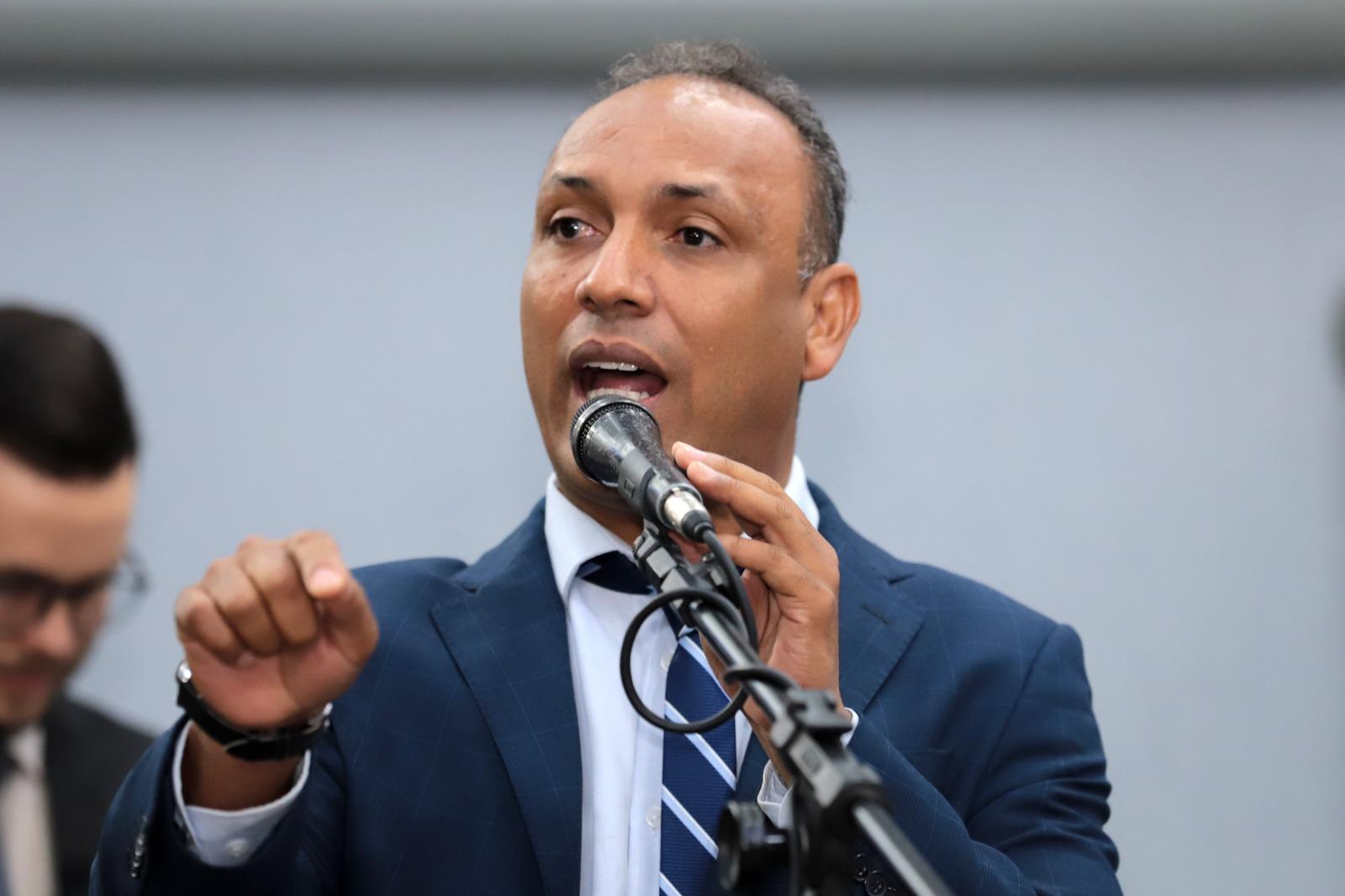 Vereador Junior Coringa apresenta diversos pedidos de melhorias aos bairros na sessão desta terça na Câmara Municipal.