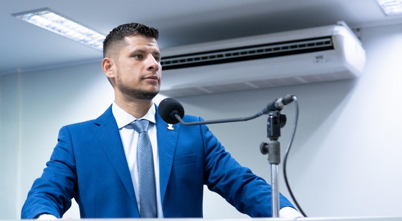 Vereador Tiago Vargas destaca a importância da valorização dos professores e vota a favor do reajuste salarial de 10,39%.