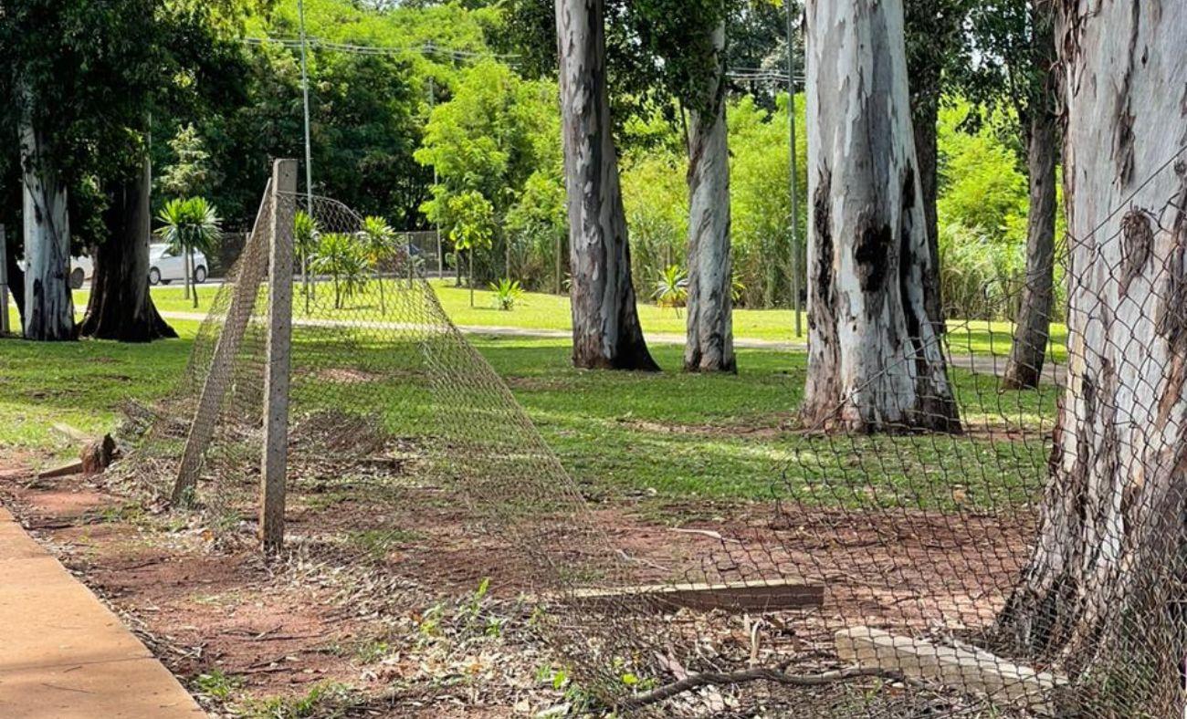 Vereador Tiago Vargas pede recuperação de grades de segurança da Praça do Preto Velho.