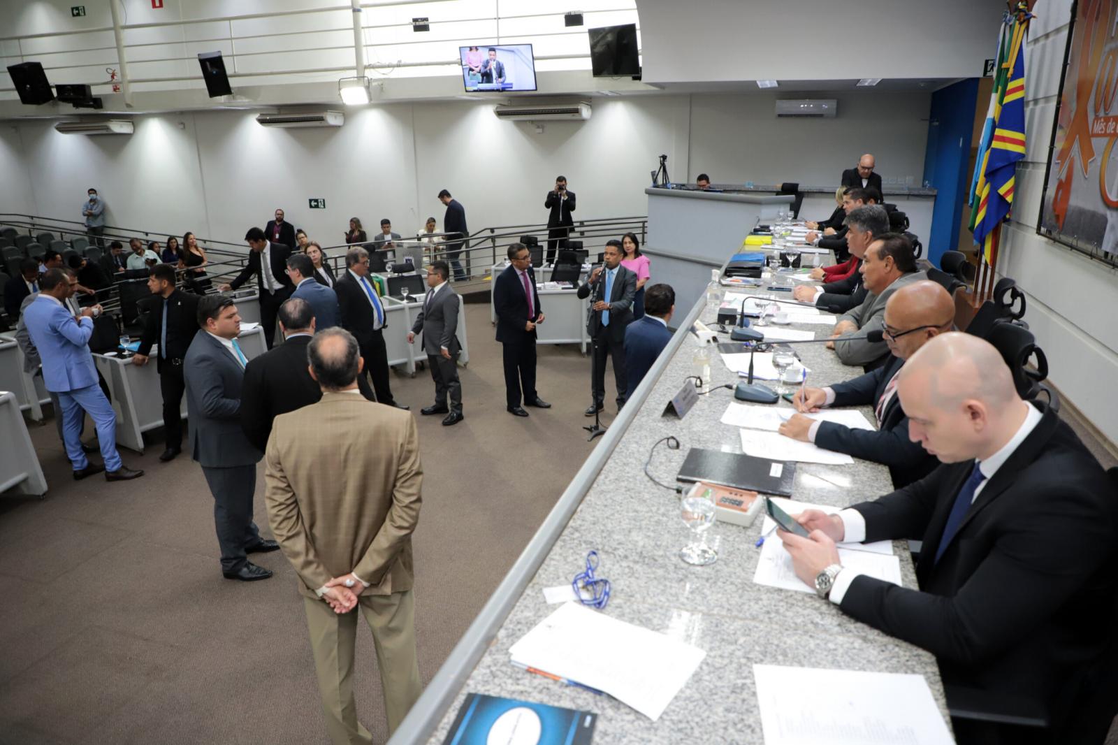 Vereadores analisam veto do Executivo e outros quatro projetos na sessão de terça-feira.