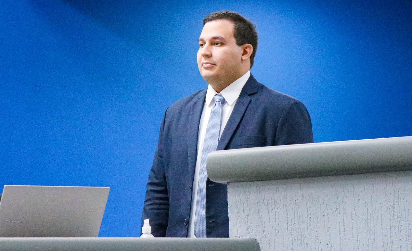 William Maksoud reivindica asfalto e drenagem de águas pluviais no bairro Bosque das Araras.