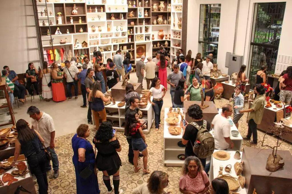 Casa do Artesão foi inaugurada na sexta-feira passada dia 17 e atraiu o publico  para  ver prédio centenário 