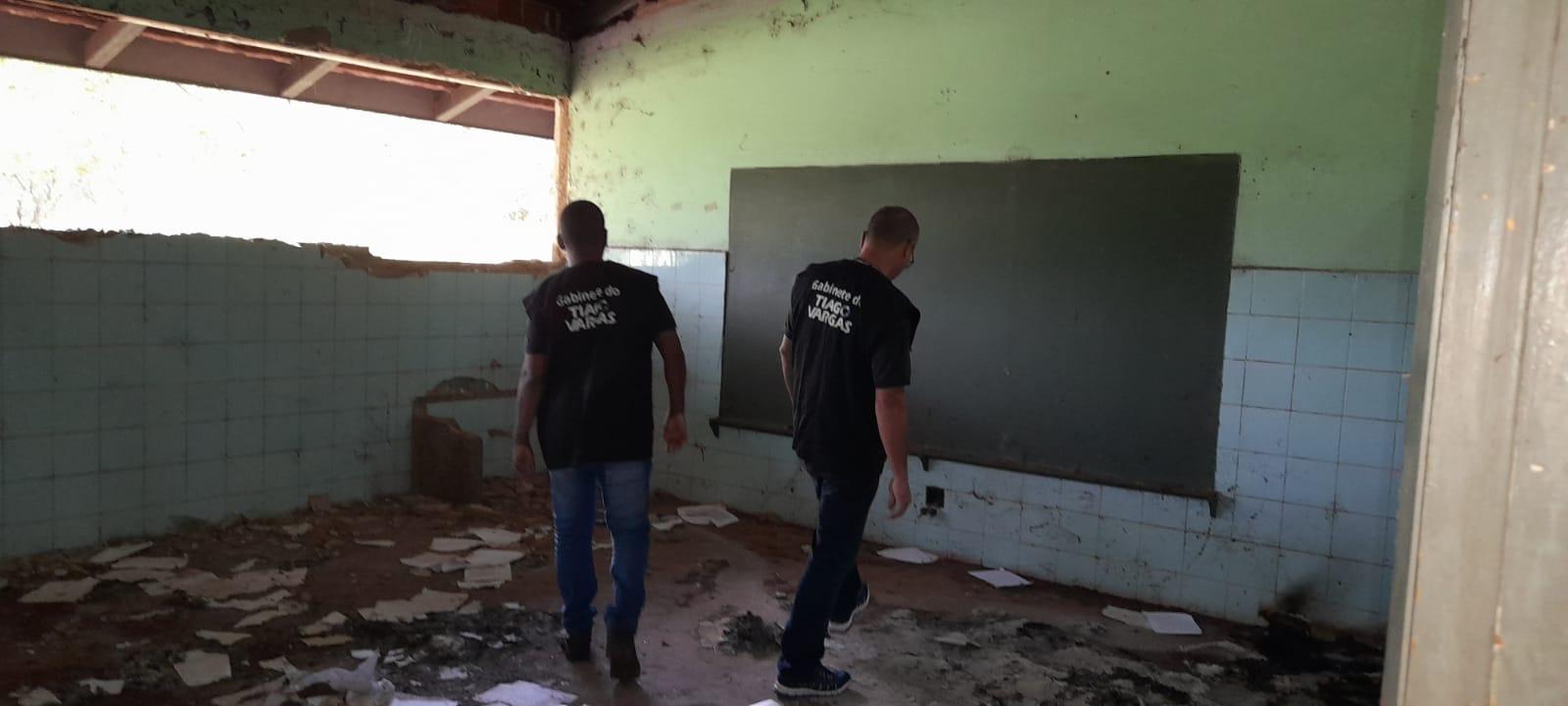 Abandono total do prédio da antiga Fundação Escola Oliva faz vereador Tiago Vargas pedir providências urgentes.