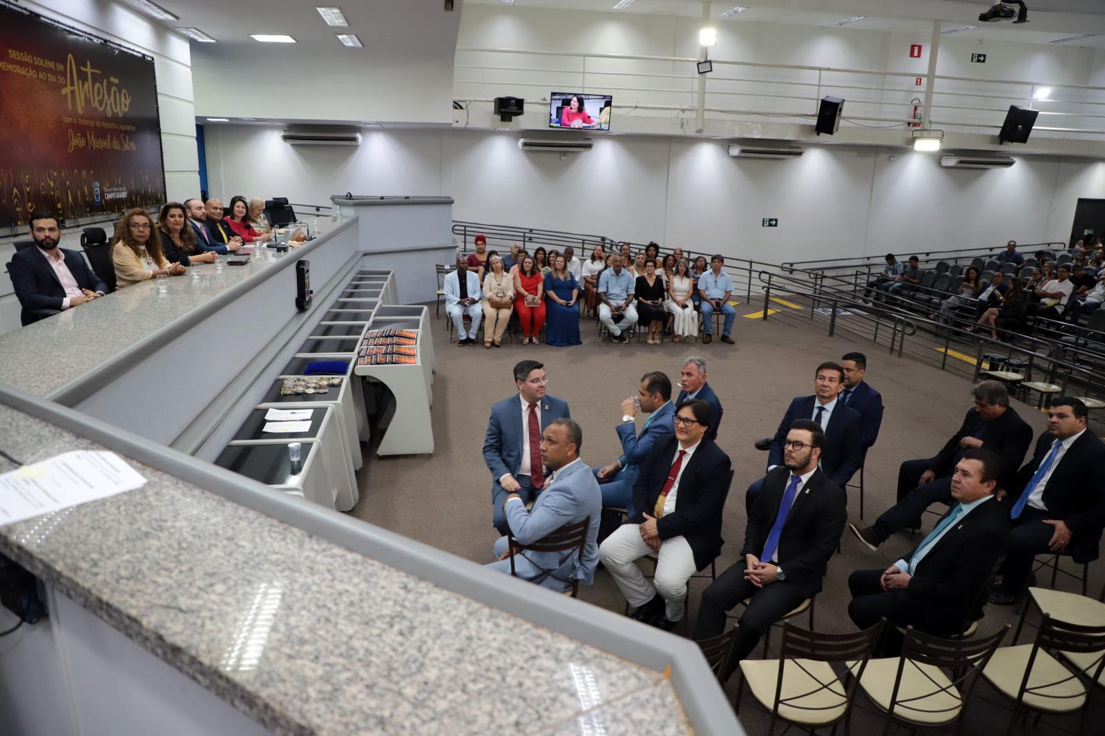 Artesãos são homenageados em solenidade na Câmara.