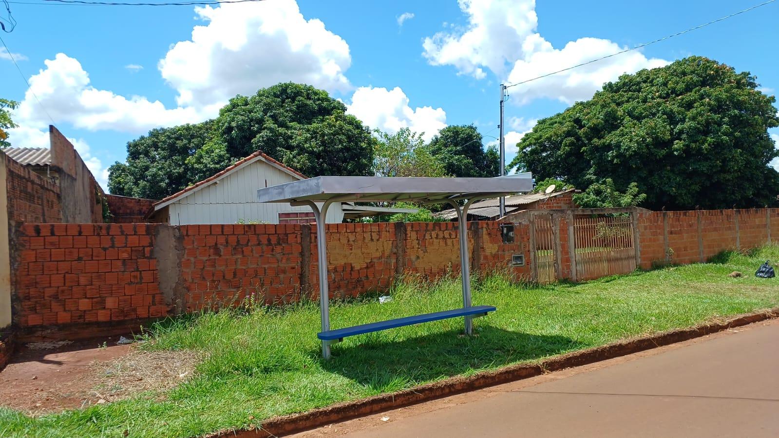 Betinho garante ponto de ônibus coberto a moradores que aguardavam há três anos no Pioneiros.