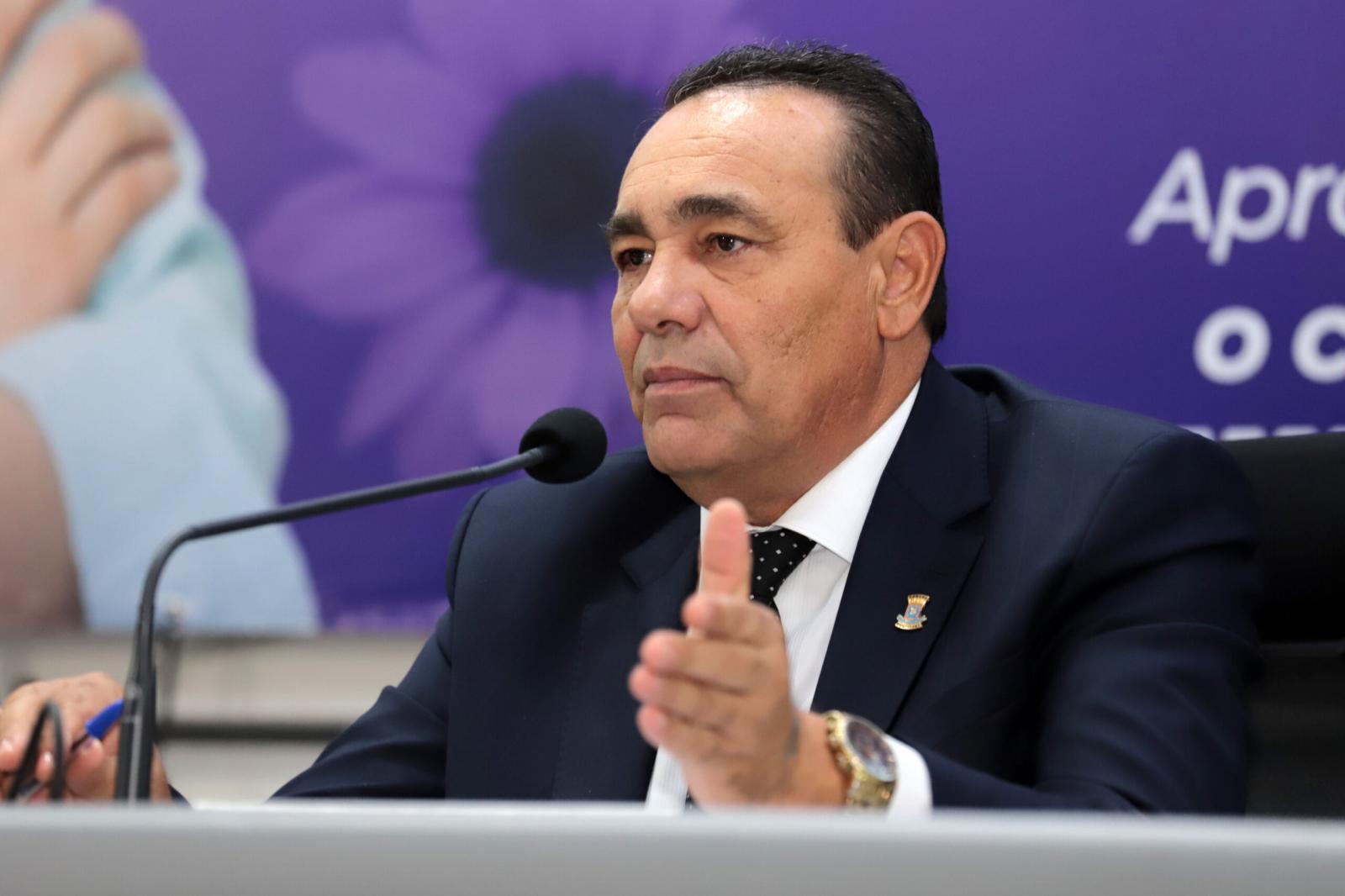 Carlão preside sessão com aprovação de 10 projetos, R$ 8,7 milhões para entidades, atende manifestantes e se compromete na luta pelo asfalto do Ramez Tebet.