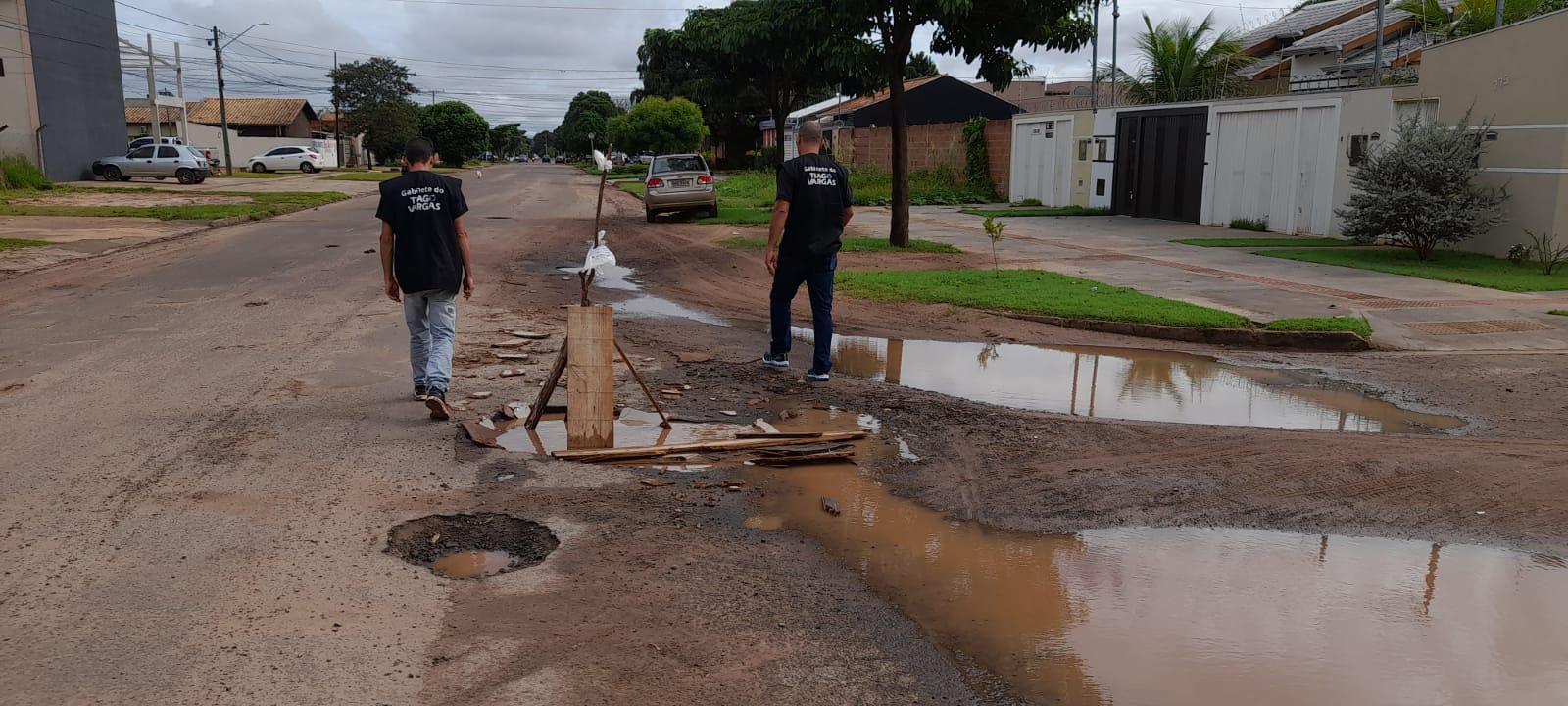 Chuvas intensas abrem crateras na Rua do Patrocínio e vereador Tiago Vargas pede ação para arrumar estragos.