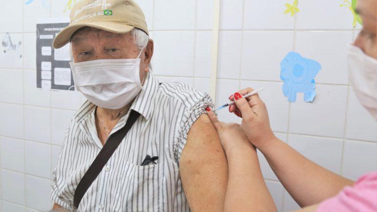 COM PLANTÃO DE VACINAÇÃO DO SÁBADO, TRÊS UNIDADES ABREM PARA IMUNIZAR À TODA POPULAÇÃO.