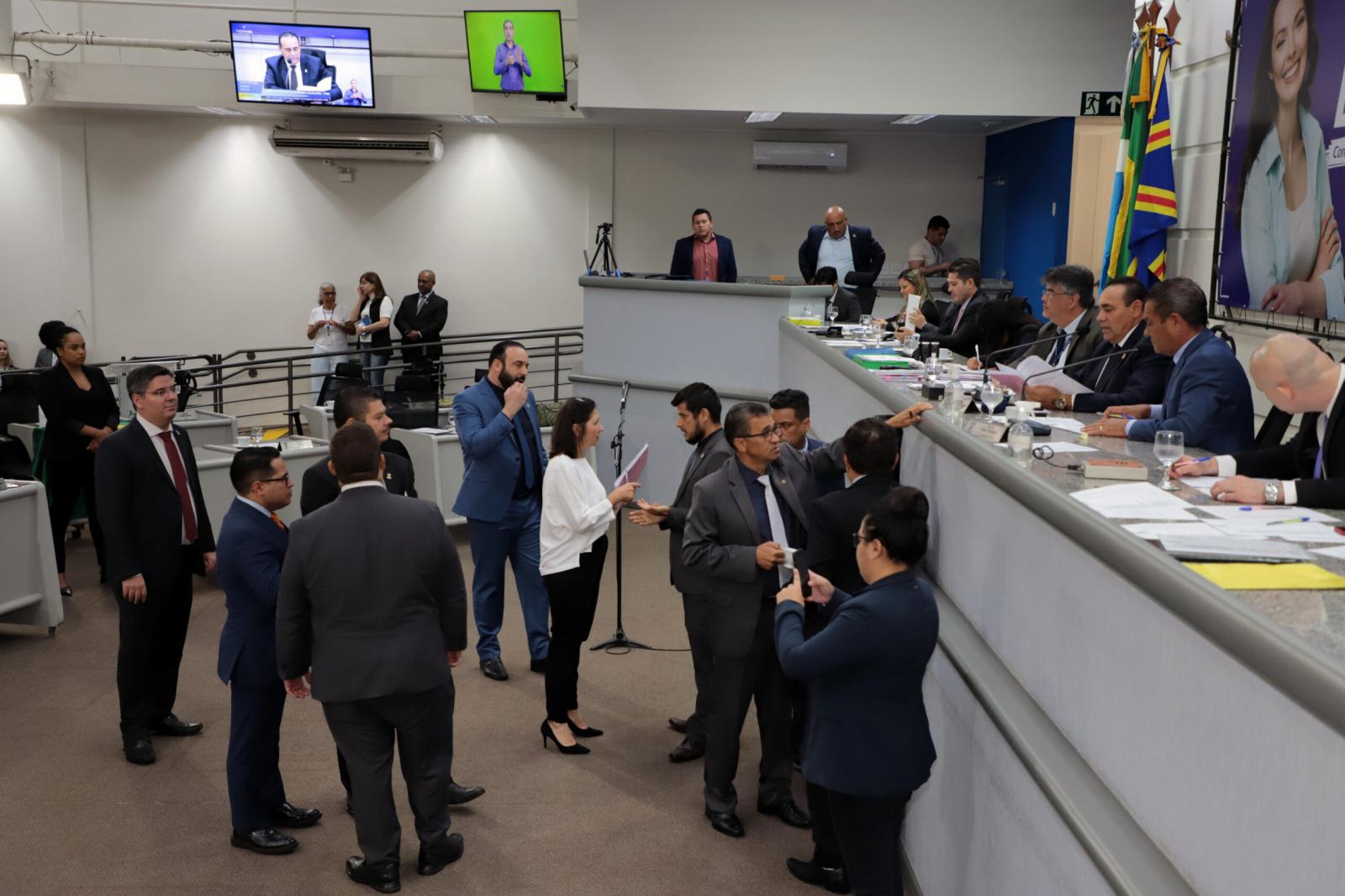 Com veto derrubado, vereadores garantem ônibus gratuito para pessoas com câncer.