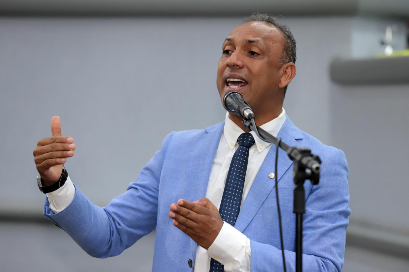 Em urgência tramita projeto de vereador Junior Coringa para que transporte de vans seja realidade em Campo Grande.