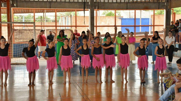 ESCOLA JOSÉ DORILÊO DE PINA COMEMORA 40 ANOS COM APRESENTAÇÃO DE GINÁSTICA RÍTMICA.