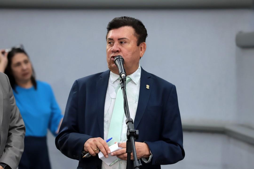 Inconformados com aumentos devem “estudar e fazer concurso”, diz Valdir Gomes.