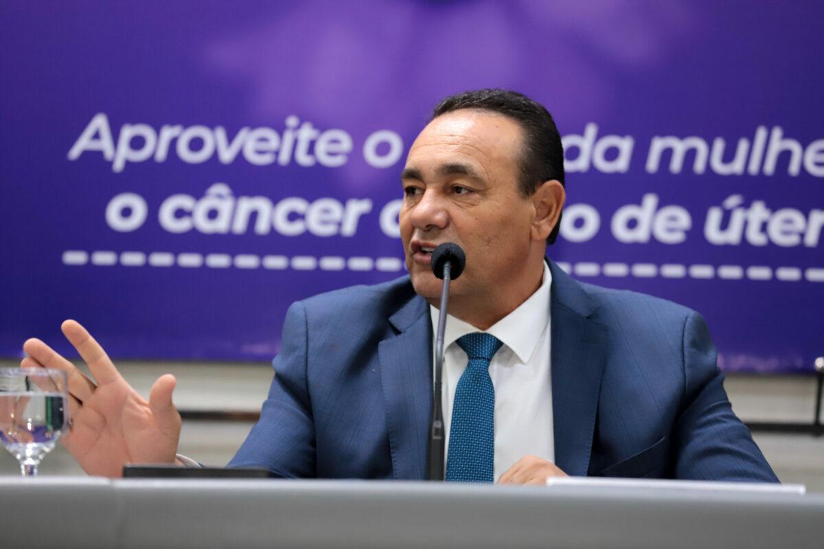 Para contemplar 408 servidores, Carlão diz que aumento de 66% no salário da prefeita é legal.