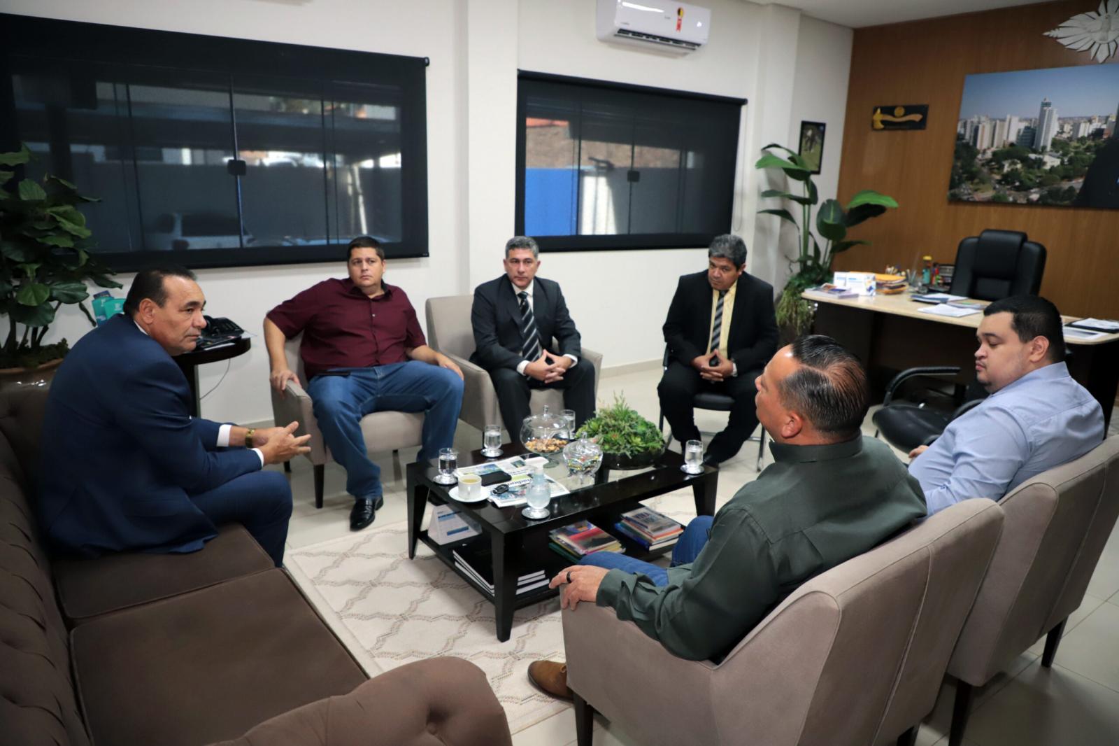 Presidente da Câmara recebe vereadores de Concepción para troca de informações sobre leis e comércio.