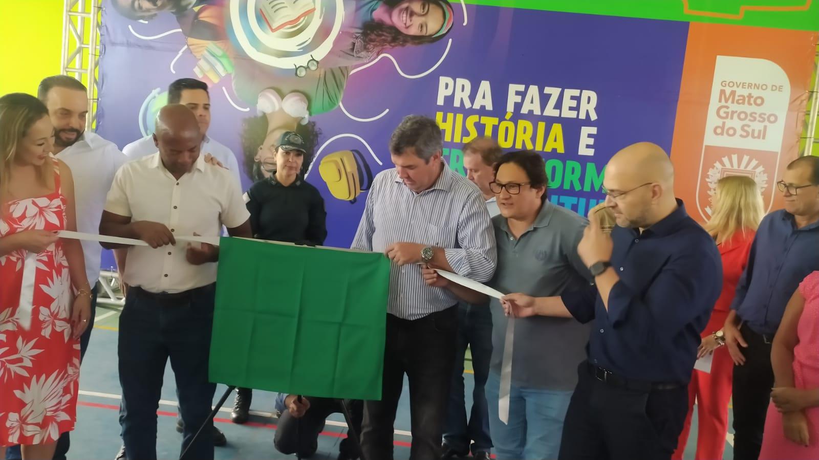 Vereador Tabosa participa com Eduardo Riedel de inauguração da reforma de escola estadual.