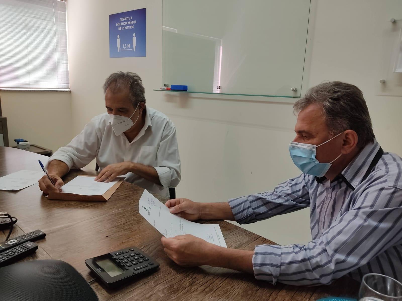 Vereador Zé da Farmácia agradece ao diretor da Águas Guariroba, por atendimento no bairro Cidade Morena.