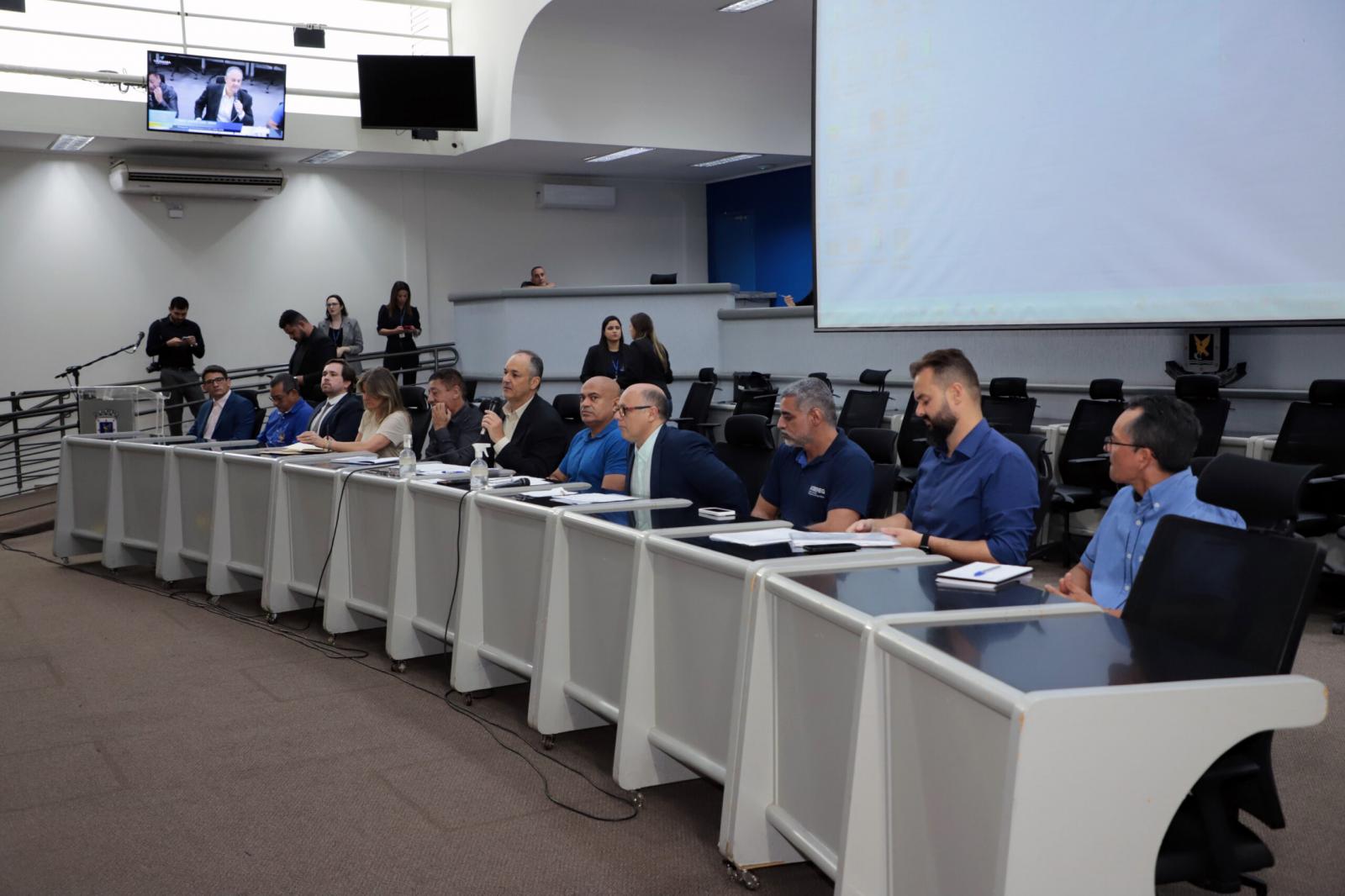 Vereadores cobram celeridade para concluir 34 obras e vigilância em construções paralisadas.