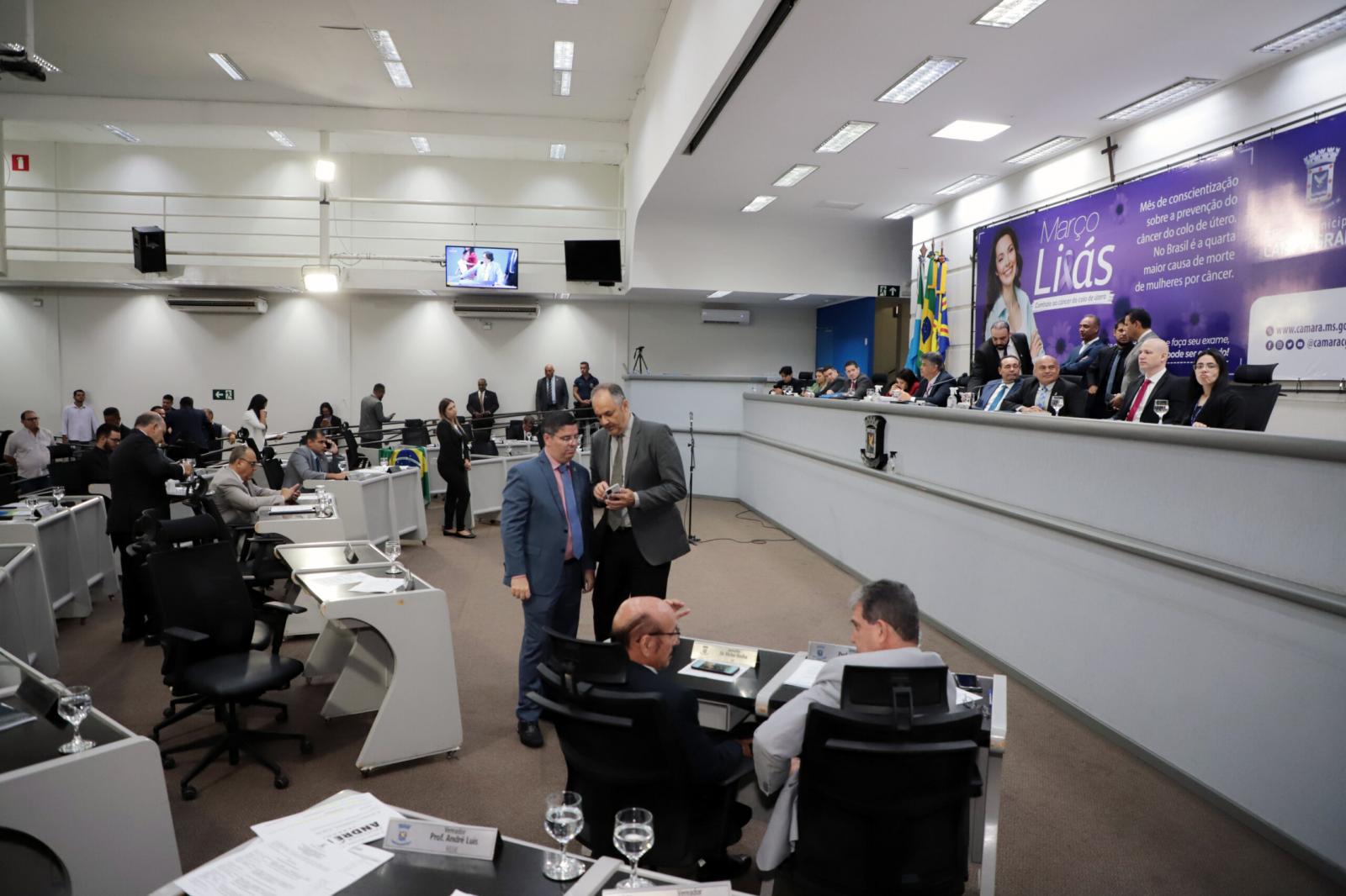 Vereadores votam oito projetos de lei na sessão desta quinta-feira.