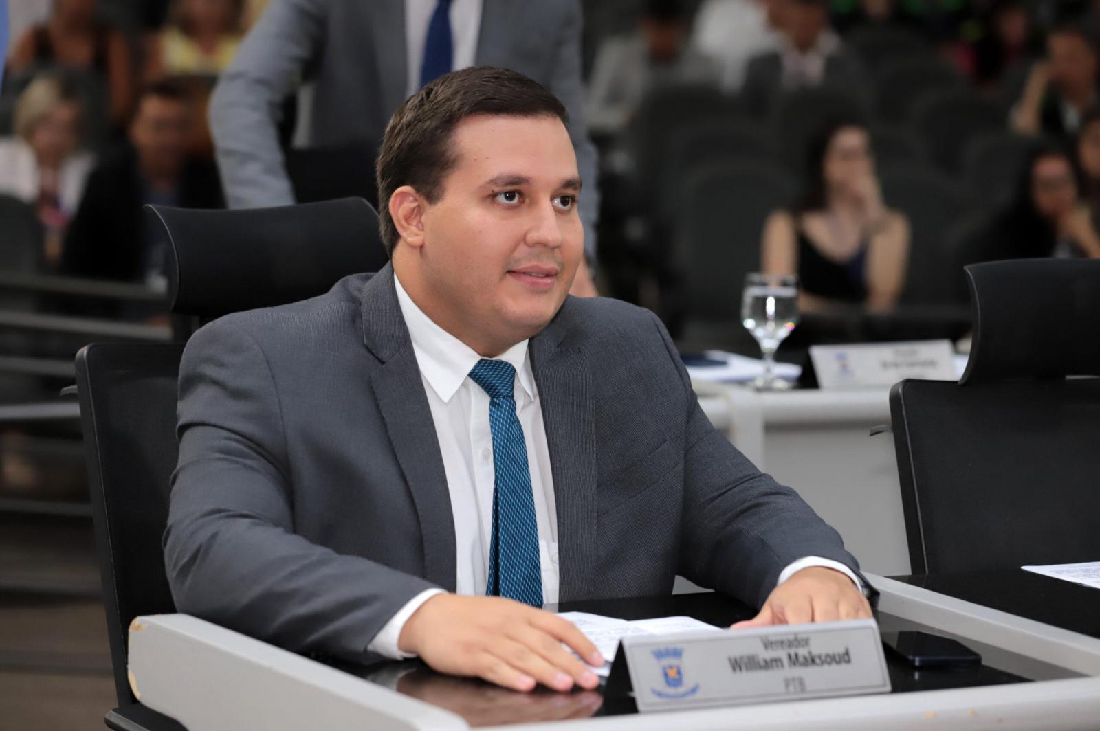 William Maksoud atende moradores e encaminha pedidos para asfalto no Residencial Estrela Park.