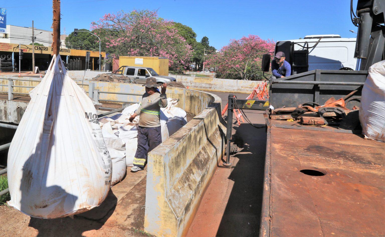 PREFEITURA INICIA RECUPERAÇÃO DA PONTE SOBRE CANAL DO PROSA DANIFICADA PELA CHUVA.
