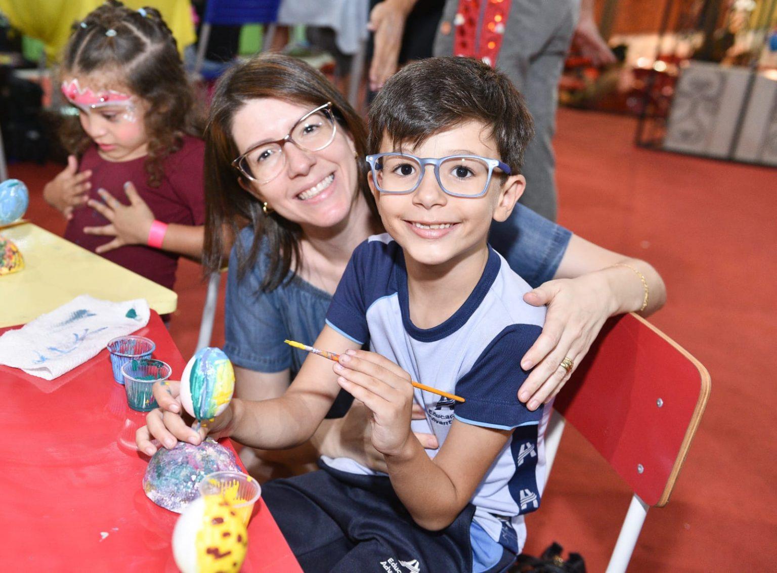BRINCADEIRA DE CAÇA AOS OVOS RESGATA MEMÓRIA AFETIVA DE PAIS E FILHOS NA CIDADE DA PÁSCOA.