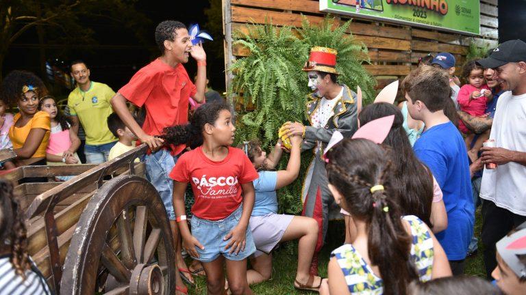 BRINCADEIRA DE CAÇA AOS OVOS RESGATA MEMÓRIA AFETIVA DE PAIS E FILHOS NA CIDADE DA PÁSCOA.