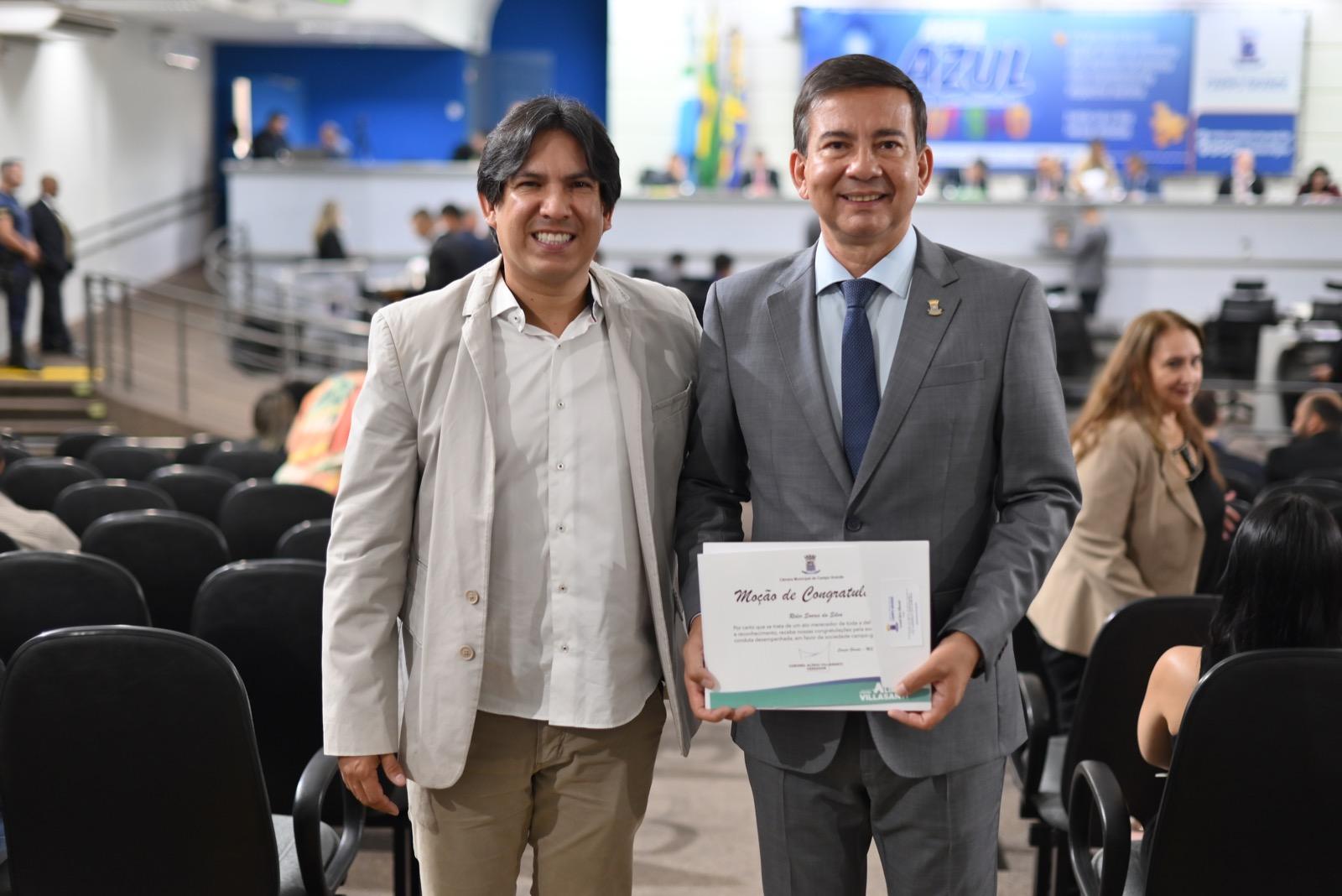 Coronel Villasanti entrega Moção Congratulação a empresário pioneiro no setor de transportes.