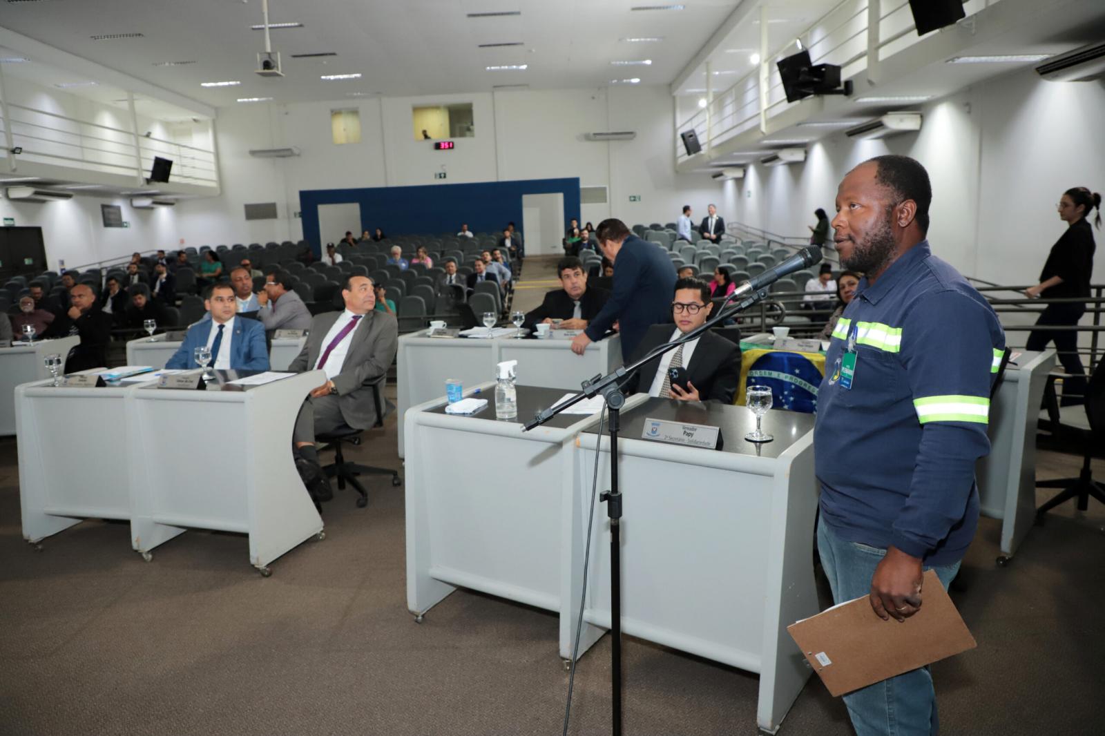 Na Tribuna, empresário sugere projeto-piloto para retirar fios soltos de postes e evitar acidentes.