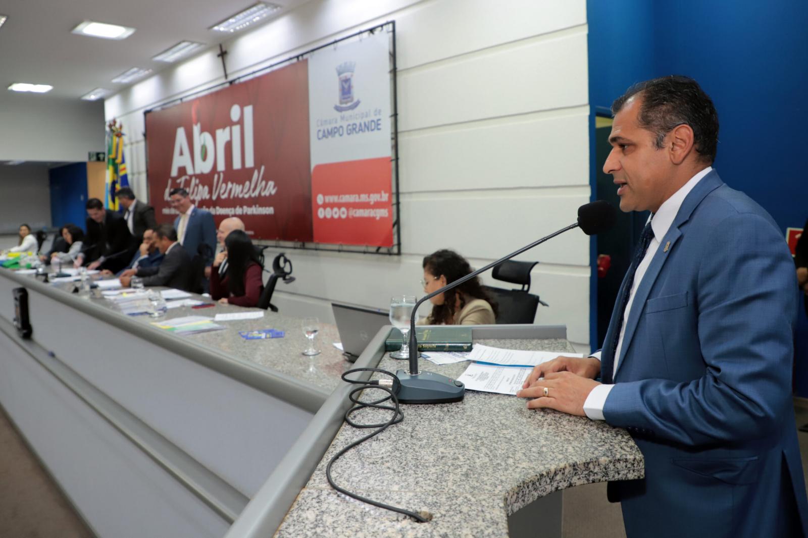 Reforma nas escolas de Campo Grande deve incluir muros mais altos e cerca elétrica, sugere Betinho.