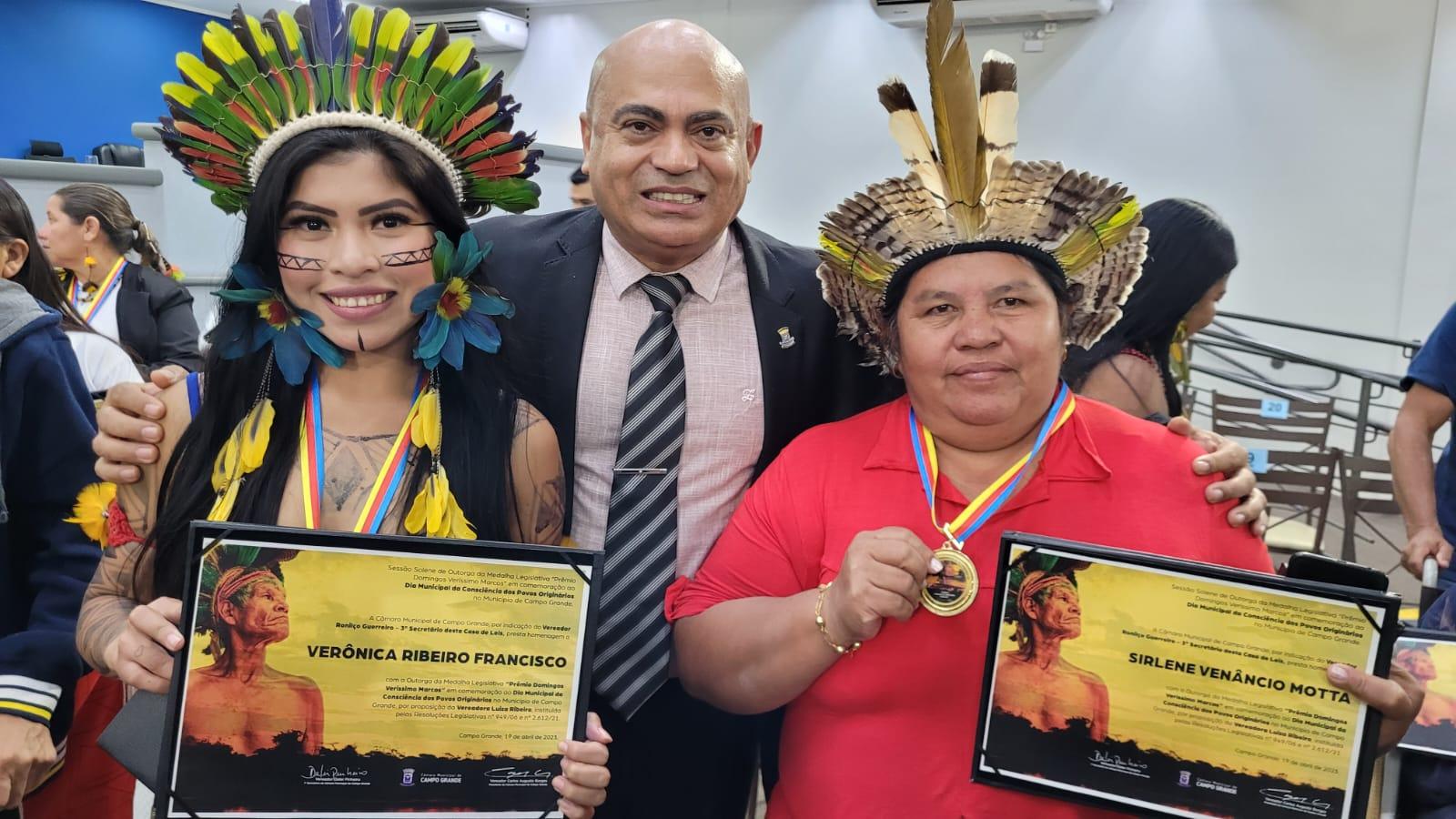 Ronilço Guerreiro entrega homenagens em comemoração ao Dia dos Povos Originários.