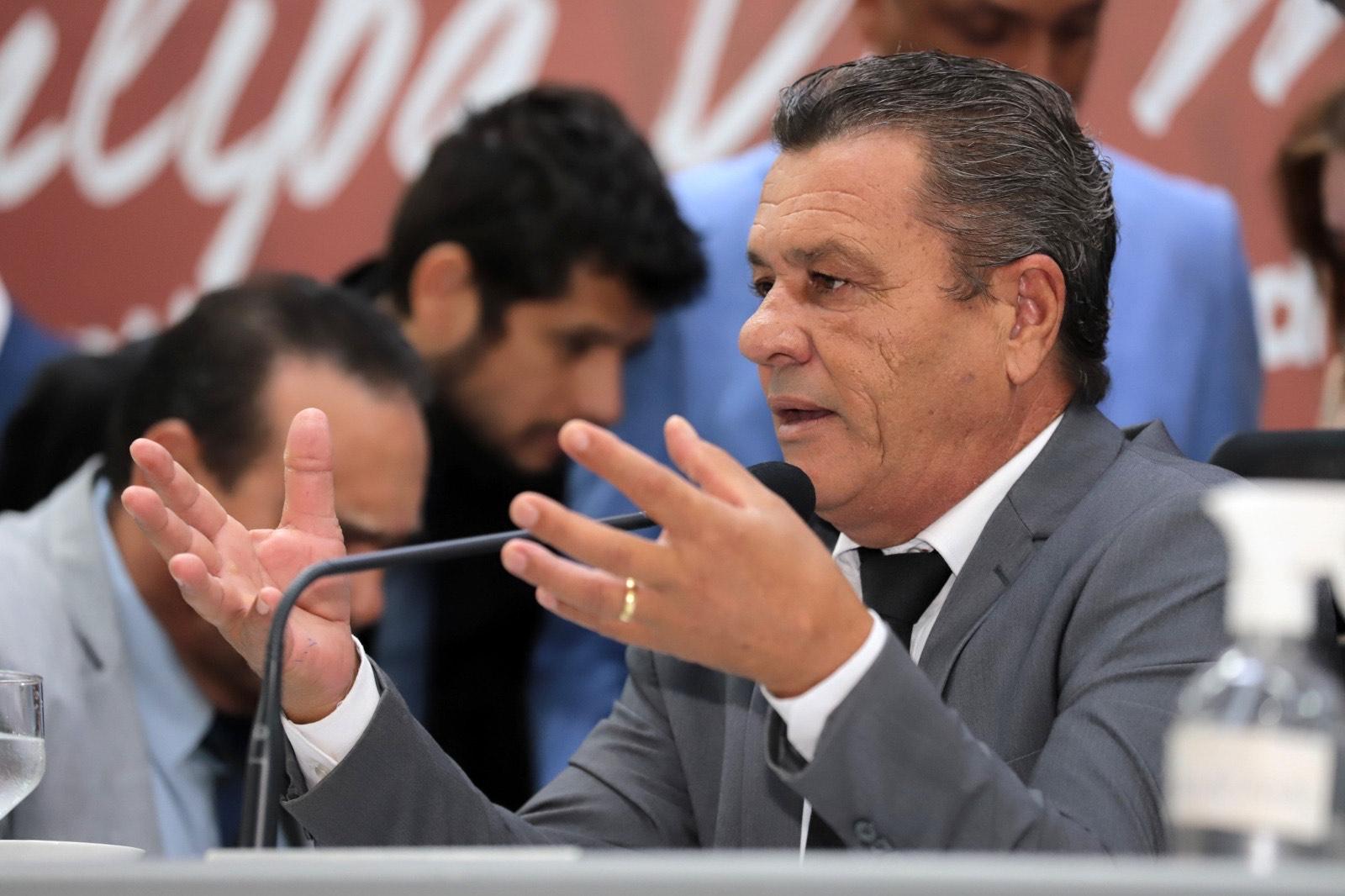 Sinalização e Tapa buracos são serviços reivindicados pelo vereador Delei.