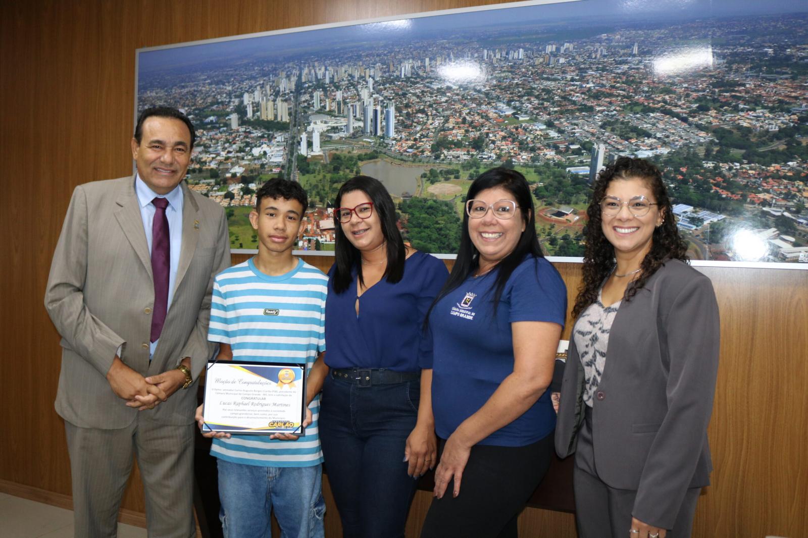 Vereador Carlão entrega homenagem a jovem do Instituto Mirim que foi aprovado aos 17 anos no vestibular de engenharia da UFMS.