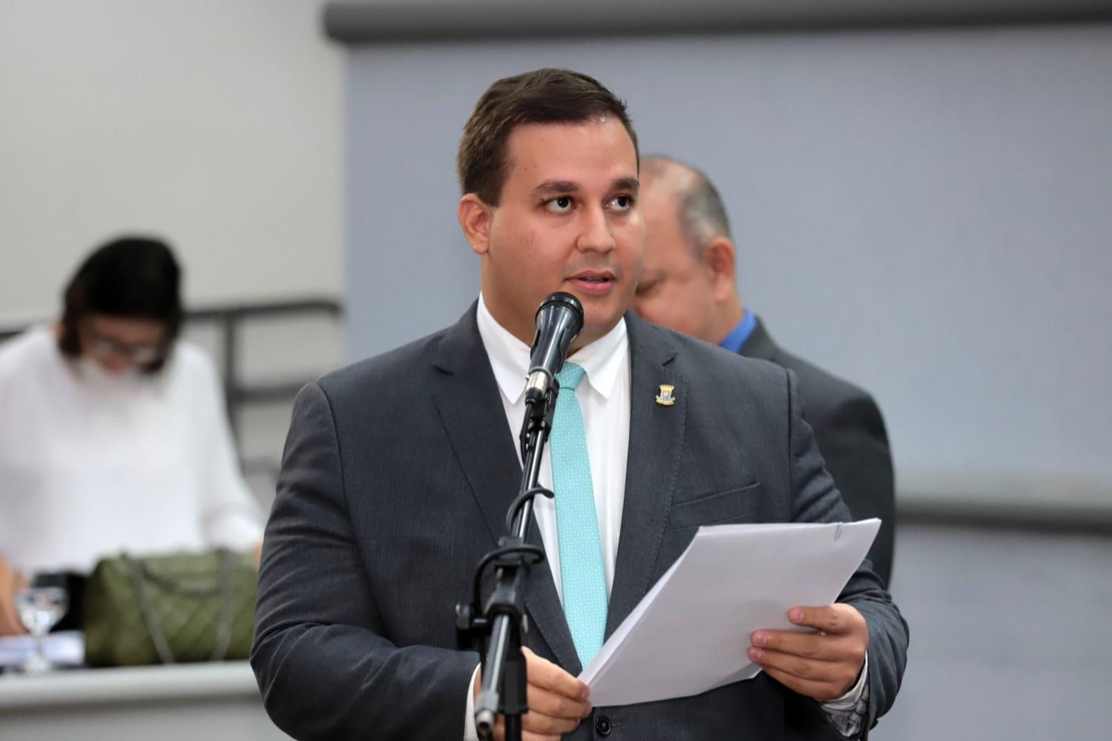 Vereador entrega mais de 60 pedidos para benfeitorias nos bairros nesta semana.