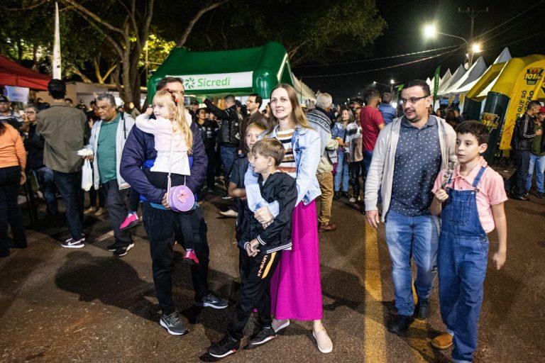 ANIMAÇÃO E FAMÍLIAS REUNIDAS SÃO MARCAS DA FESTA DO QUEIJO. ANIMAÇÃO E FAMÍLIAS REUNIDAS SÃO MARCAS DA FESTA DO QUEIJO.