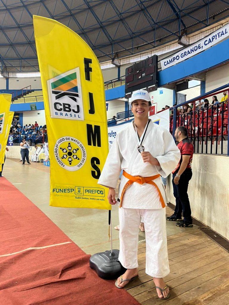 COM AUXÍLIO ATLETA, JUDOCA DE CAMPO GRANDE DISPUTA CAMPEONATO NACIONAL NO RIO DE JANEIRO. COM AUXÍLIO ATLETA, JUDOCA DE CAMPO GRANDE DISPUTA CAMPEONATO NACIONAL NO RIO DE JANEIRO.