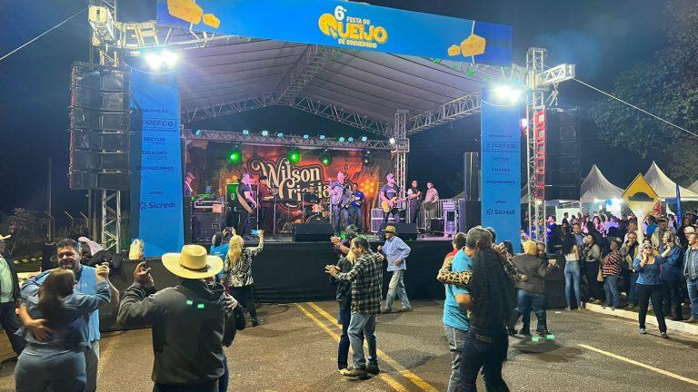 ANIMAÇÃO E FAMÍLIAS REUNIDAS SÃO MARCAS DA FESTA DO QUEIJO.