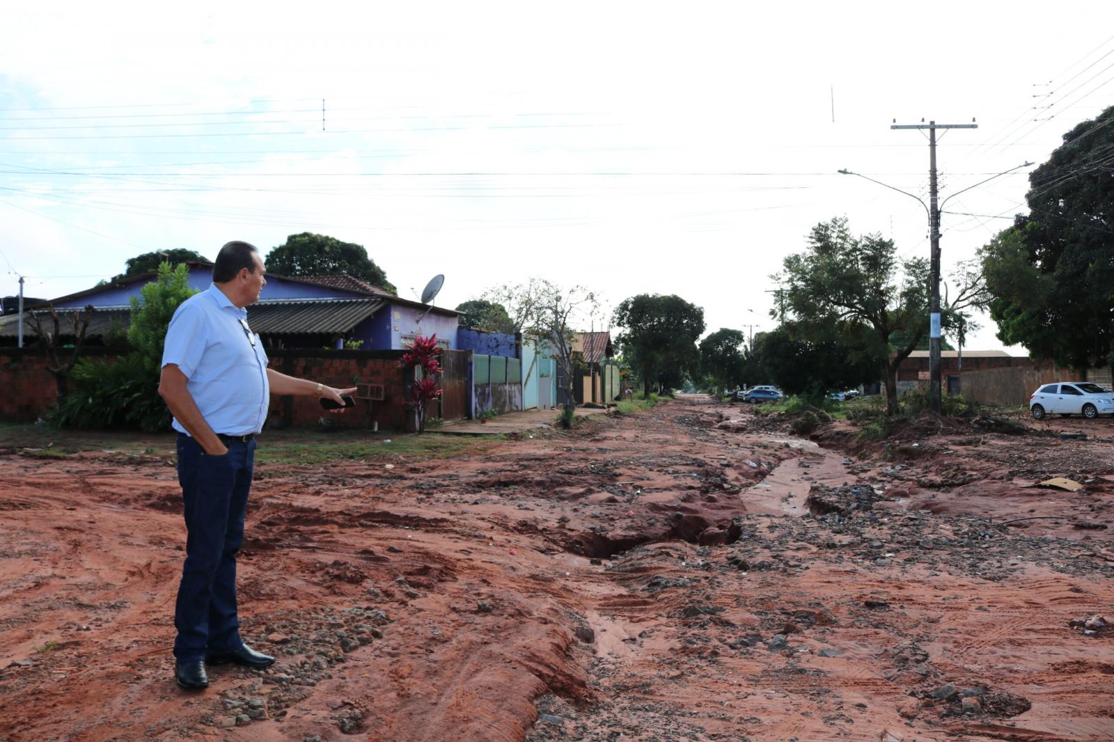 Carlão percorre os Bairros, constata de perto estragos causados pela chuva e solicita da Prefeitura, Sisep e Águas Guariroba, reparos emergenciais.