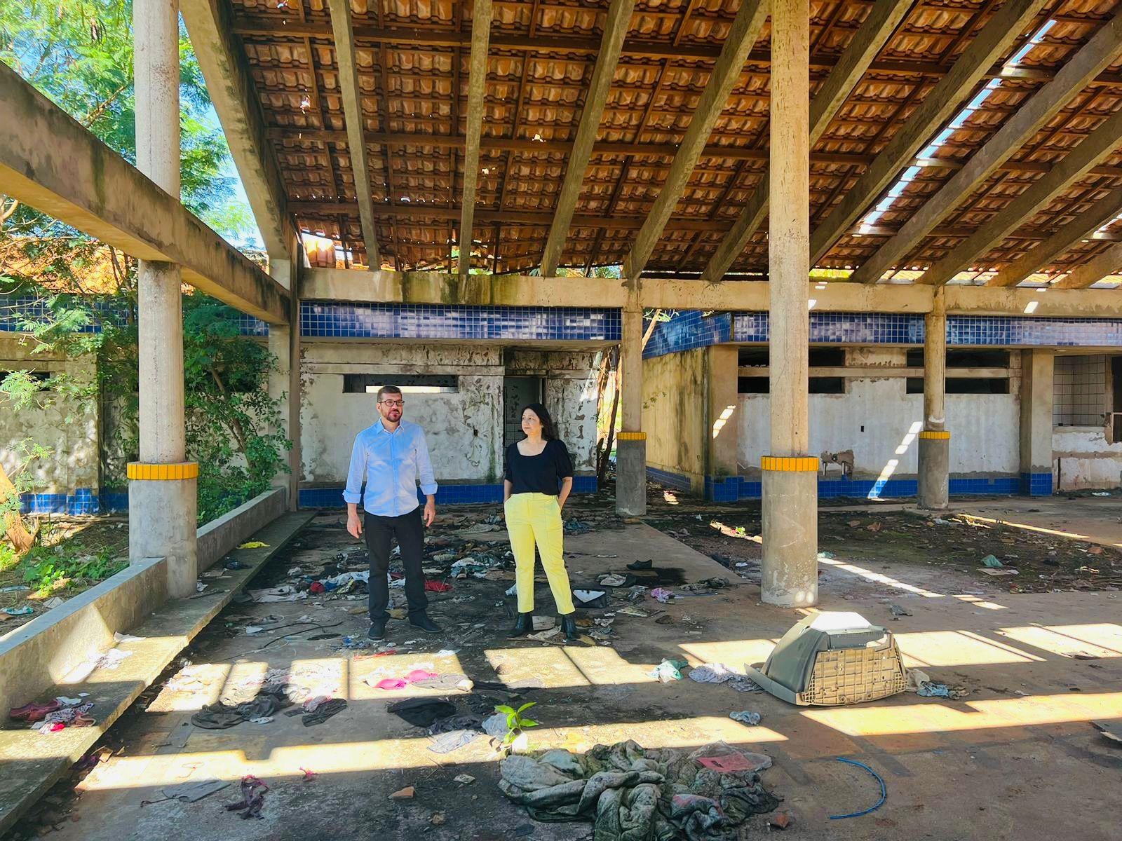 Vereadora Luiza Ribeiro e o deputado estadual Pedro Kemp realizam live denunciando obras abandonadas de Emeis.