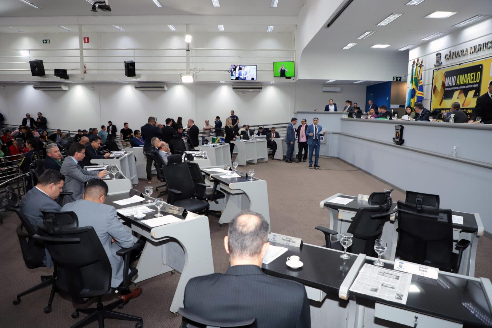 Vereadores analisam três vetos e um projeto de lei na sessão desta quinta-feira.