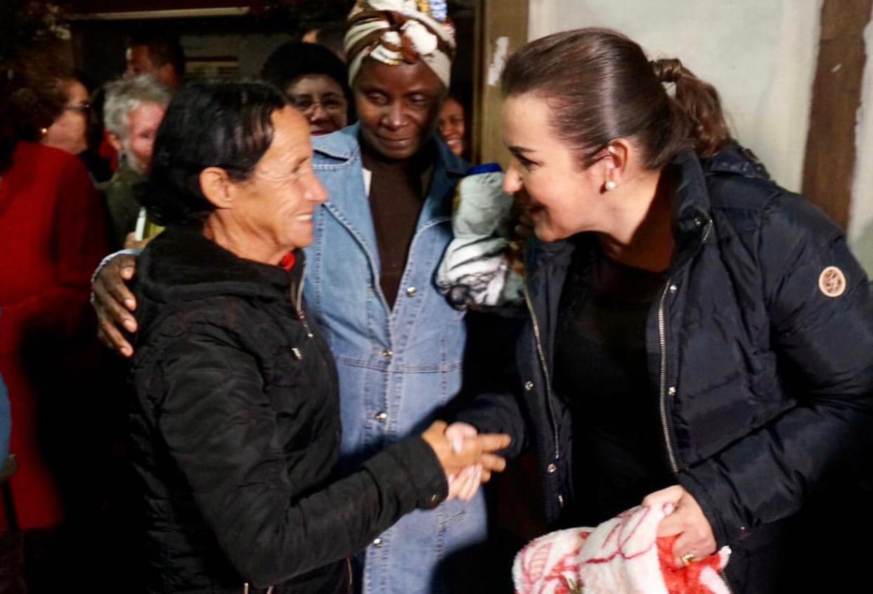 Prefeita Adriane Lopes entrega quase 600 cobertores a comunidades carentes da Capital. Prefeita Adriane Lopes entrega quase 600 cobertores a comunidades carentes da Capital.