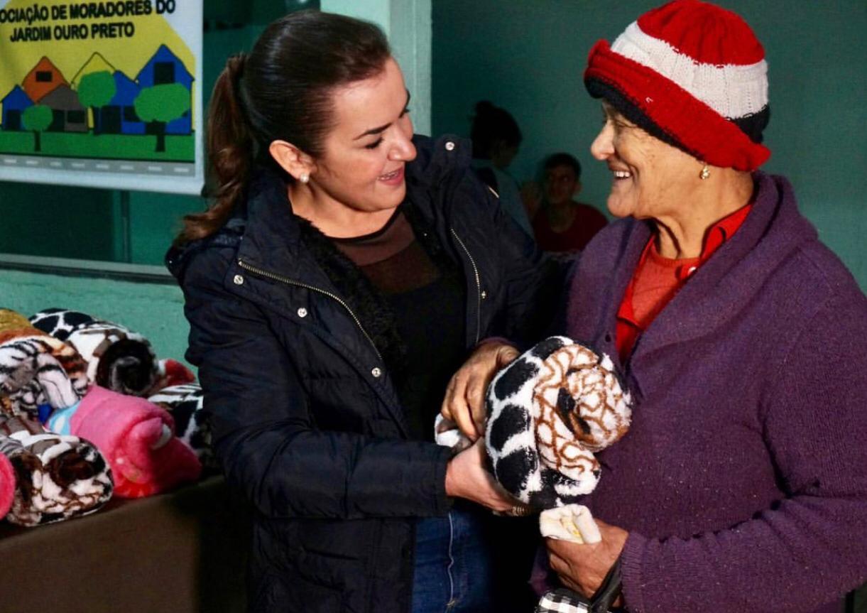 Prefeita Adriane Lopes entrega quase 600 cobertores a comunidades carentes da Capital. Prefeita Adriane Lopes entrega quase 600 cobertores a comunidades carentes da Capital.