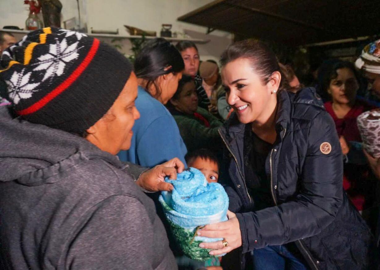 Prefeita Adriane Lopes entrega quase 600 cobertores a comunidades carentes da Capital.