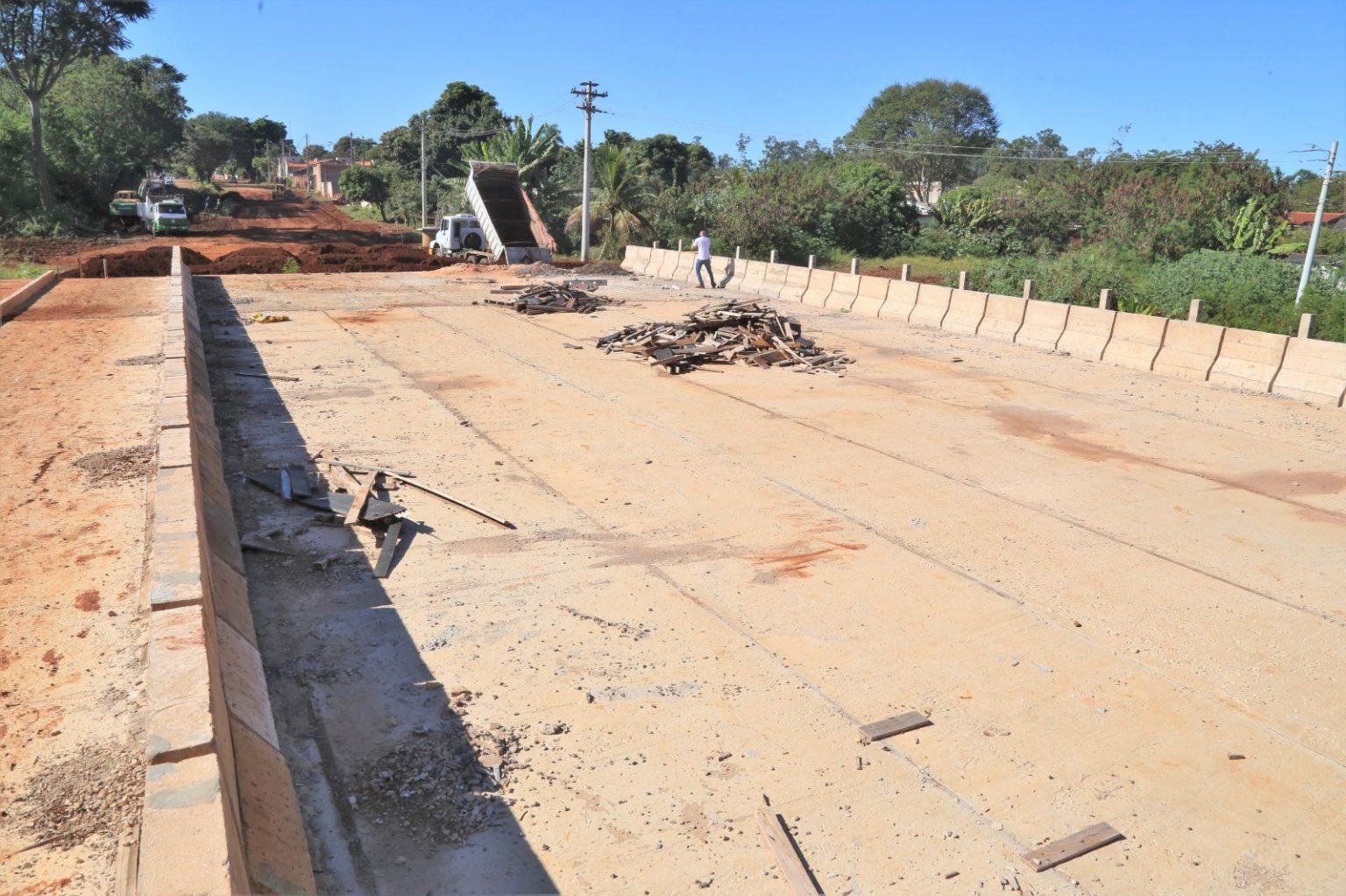 Obras de aterro e drenagem avançam no acesso do Polo Empresarial Oeste ao Nova Campo Grande. Obras de aterro e drenagem avançam no acesso do Polo Empresarial Oeste ao Nova Campo Grande.